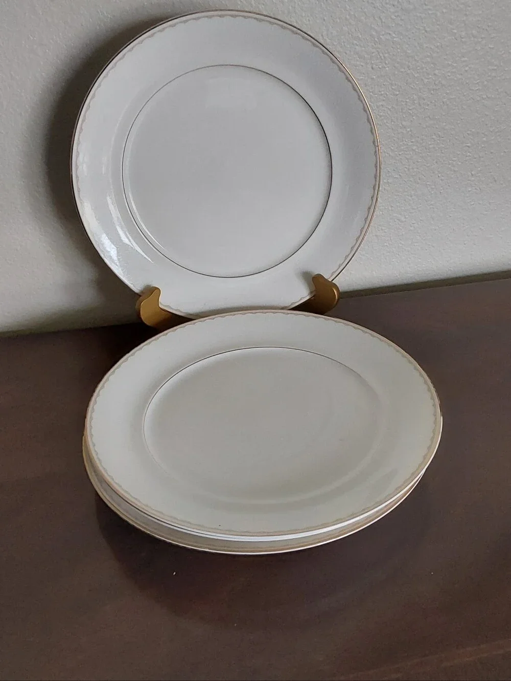 Mikasa Cassa Blanca White Porcelain Dinner Plates with Gold Rim - Set Of 4